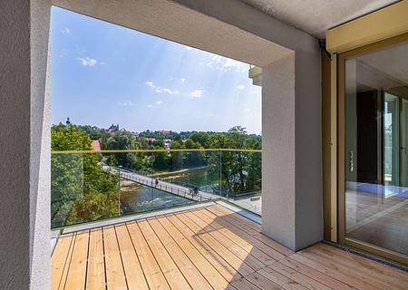Townhouse über zwei Etagen mit Rooftop-Terrasse direkt am grünen Lechufer - Loggia mit Blick auf den Lech