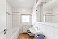 HEGERICH: Moderne Dachgeschosswohnung mit Loftcharakter und großer Sonnenterrasse in Fürth - Badezimmer