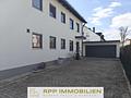 Helle 4,5-Zimmer-Wohnung mit Süd-Balkon und eigenem Garten in Lohhof - Hof-Einfahrt