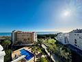 Maisonette-Wohnung mit 3 Schlafzimmern, 2 Bädern, 2 Kfz-Stellplätzen, Gemeinschaftspool und Meerblick nur 100 m vom Strand