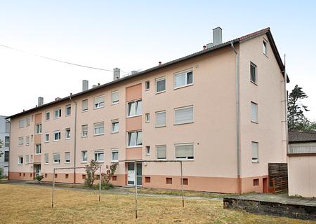 Helle 3-Zimmer-Erdgeschosswohnung mit Balkon und Einbauküche in Bad Friedrichshall - Hausansicht