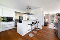 Eleganz und Lichtfülle am Schlosspark: Großzügiges Penthouse mit Kamin und Liftlanding - Raumgliedernde Dining Bar