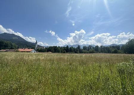 Attraktives Baugrundstück mit Panoramabergblick
- Genehmigung zum Bau einer Landhausvilla - Sommer-Impression