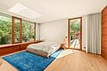 Rarität mit Alpen-Panorama und Seezugang: Ikonische Architekten-Villa mit hoher Privatsphäre - Gut geschnittene Schlafzimmer
