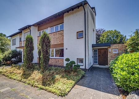 Wohnen, entspannen, genießen – Zuhause mit Garten, eigener Sauna und 2 Garagen in Ludwigshafen - Vorderansicht