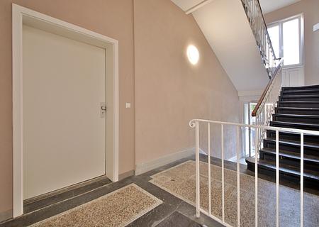 Kernsanierte 4-Zimmer-Wohnung in Citylage – Ideal für Paare, kleine Familien oder als Kapitalanlage - Treppenhaus