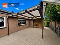 Zweifamilienhaus mit Garten, Sauna & Entwicklungspotenzial - Innenhof Carport und Garage