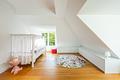 Luxuriöse Familienresidenz mit Lift, Tiefgarage, Fitnessbereich und Wärmepumpe - Gäste-/Kinderzimmer mit Bad en suite im DG