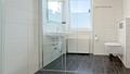 Perle für Mehrgenerationen | Nähe Bahnhof | 2 × 4-Zimmer-Wohnungen + ca. 107 m² helles Souterrain
 - Bathroom