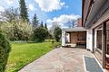 Einfamilienhaus mit großem, sonnigem Garten und viel Potenzial zur Neugestaltung - Sonnige überdachte Terrasse