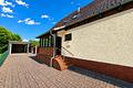 * Renovierungsschnäppchen * Einliegerwohnung, Keller und Ausbaureserve inklusive! - Auffahrt zum Carport mit Eingangsbereich