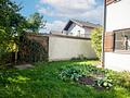 Charmante 2-Zimmer-Erdgeschosswohnung mit sonniger Terrasse, Garten & 2 Stellplätzen in Hofham - Garten