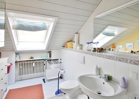 Sonnige 2-Zimmer-Dachgeschosswohnung - Badezimmer