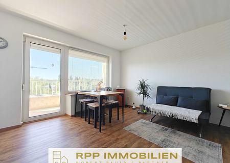 Solides Investment oder zum Selbstbezug - Saniertes Apartment in guter Lage - Wohn- /Schlafbereich