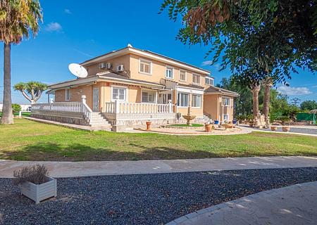 Wunderschöne renovierte Landhaus-Villa mit 7 Schlafzimmern, 7 Bädern, Klimaanlage, Zentralheizung, Doppelgarage und beheizbarem Privatpool