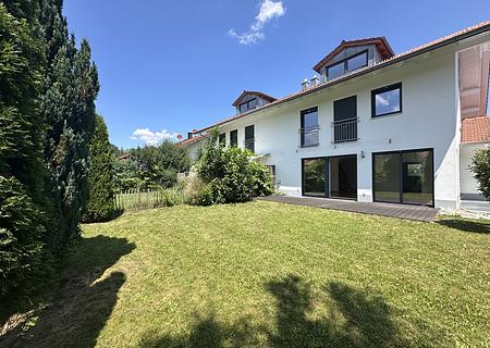 VORABVERÖFFENTLICHUNG:
Attraktive, großzügige Doppelhaushälfte in Westerham
- Idyllische Lage - Referenzobjekt / Gartenansicht 