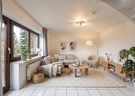Charmante und gut geschnittene Maisonette-Wohnung mit Balkon in grüner Lage - Wohnen (virtuell möbliert)