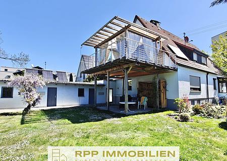 Familientraum!! Großzügige Wohnung mit XXL-Balkon + traumhafter Gartennutzung - Hausansicht