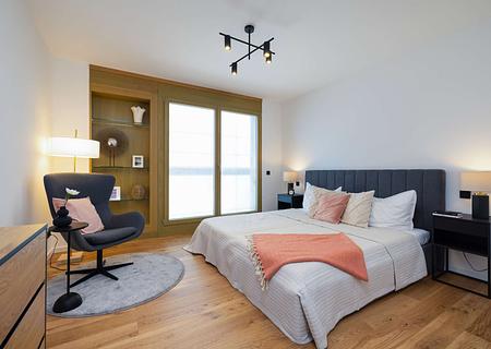 Townhouse über zwei Etagen mit Rooftop-Terrasse direkt am grünen Lechufer - helles Schlafzimmer
