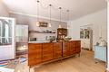 Historisches Villen-Flair und flexible Optionen - Kochbereich mit Vintage-Flair
