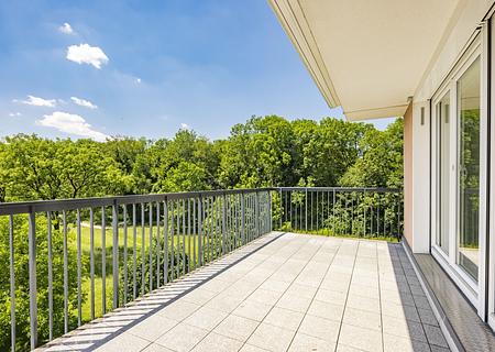 Großzügige 4,5 Zimmer-Wohnung mit lichtdurchfluteten Räumen und direktem Liftzugang - Sonniger Balkon