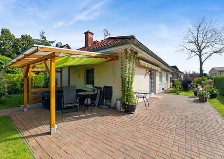 Modernes EFH im Bungalowstil mit idyllischem Garten / Verkauf mit unbefristetem Nießbrauch - Terrasse und Garten