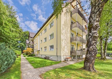 Charmante Dachgeschosswohnung mit Bergblick und überdachter Loggia
- begehrte, zentrale Wohnlage - Außenansicht