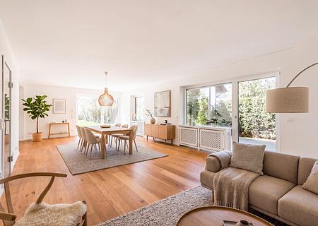 Perfekt für Familien: Domizil in grüner Lage mit Garten und viel Platz zur Entfaltung - Wohn-/Essbereich (virtuell möbliert)