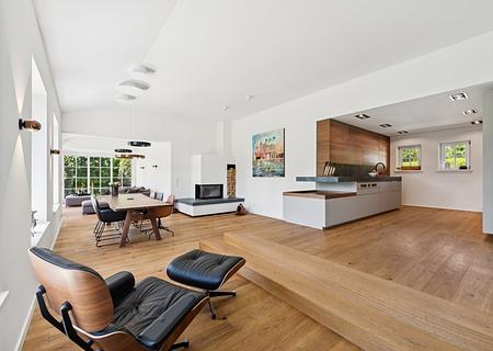 Exklusive Landhausvilla am Tegernsee mit hochwertiger Ausstattung I 5 Jahre Wohnrecht für Verkäufer - Wohn- Essbereich mit Küche im EG