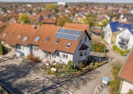 Reihenendhaus mit 6 Zimmern, zwei Balkonen & PV-Anlage – flexibel nutzbar und sofort bezugsfrei - Luftaufnahme