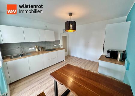 Frisch sanierte Wohnung – voll möbliert für bis zu 6 Personen - Küche mit Esstisch und Balkon