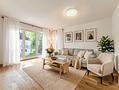 Lichtdurchflutet, komfortabel, bezugsfrei! Moderne Traumwohnung im schönen Obermenzing. - Wohnzimmer (KI-möbliert)