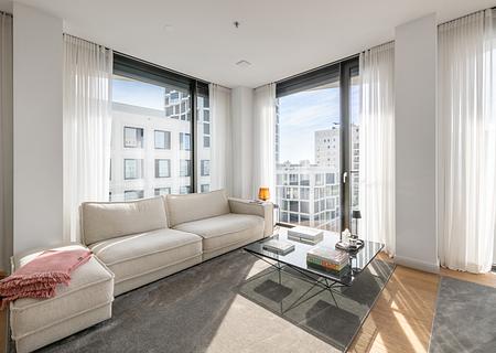 Exklusives Penthouse-Feeling: Designorientierte 3-Zimmer-Wohnung mit luxuriösem Flair - Bodentiefe Glasfronten