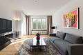 Stil und Charme: Möblierte 2,5-Zimmer-Wohnung mit Balkon in feinster Bogenhauser Lage - Elegantes, luftiges Wohnzimmer