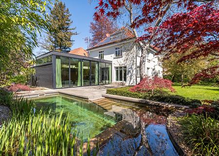 Historie trifft Moderne: Hochwertiges Familiendomizil mit zukunftsfähigem Energiekonzept - Villa mit Schwimmteich