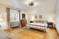 Traumlage zwischen Kampenwand und Chiemsee: Geräumiges Landhaus mit Gestaltungspotenzial - Schlafzimmer (Ist-Zustand)