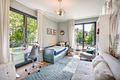 Haus-im-Haus: Großzügiges Domizil in stylischer Design-Ästhetik mit sonnigem Garten - Schlafzimmer mit Balkon