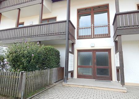 Gepflegte, vermietete 2-Zimmer-Wohnung mit 2 Balkonen & Tiefgarage - Hauseingang