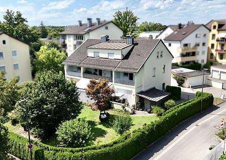 Interessantes Mehrfamilienhaus mit 6 Wohneinheiten und großem Grundstück in Rosenheim! - Blick zum Haus