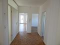 Frisch renovierte 3-Zimmer-Wohnung mit Balkon, Loggia & saniertem Bad im gepflegten Zweifamilienhaus - Flur Bild 3