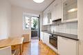 Attraktive 2-Zimmer-Wohnung mit Altbaudetails, Balkon und optimalem Grundriss - Wohnküche mit Balkon