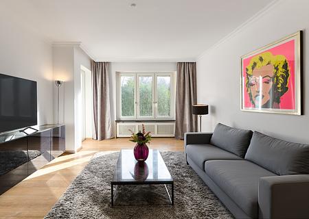 Stil und Charme: Möblierte 2,5-Zimmer-Wohnung mit Balkon in feinster Bogenhauser Lage - Elegantes, luftiges Wohnzimmer