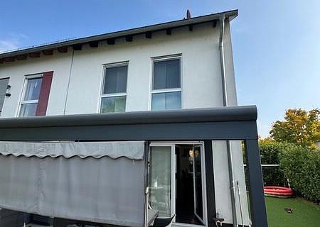 Es gibt sie noch: Die WOHLFÜHL-Doppelhaushälfte. Erschwinglich ist sie auch noch! Füße hochlegen! - 5 Rückseite Terrasse Pergola