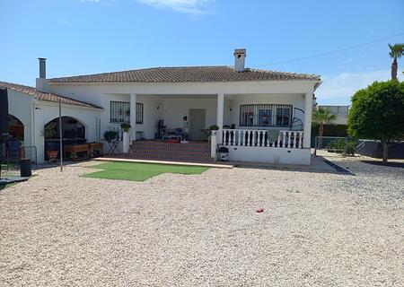 Gepflegtes ebenerdiges Landhaus mit 3 Schlafzimmern, Pool und Gästebereich