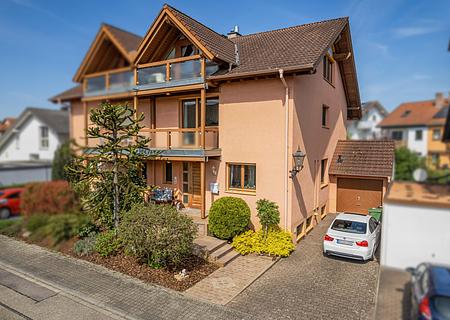 Sehr gepflegte Doppelhaushälfte mit 230 qm Wohnfläche und schönem Garten auf 300 qm Grundstück - Frontansicht