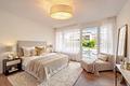 Gartenfeeling und Pool: Moderne und helle 2,5-Zimmer-Wohnung mit Südterrasse und Balkon - Virtuell möbliertes Schlafzimmer