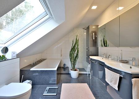 Schönes Familienhaus in ruhiger Lage! - Badezimmer DG