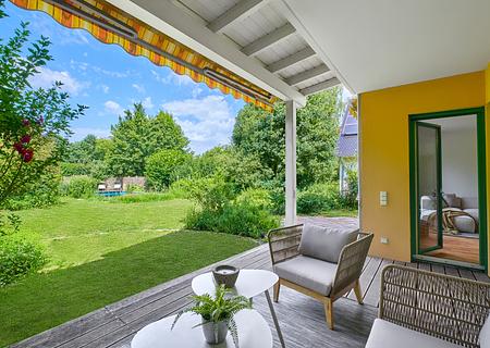 Grünes Wohlfühlambiente: Stilvolles Familiendomizil mit Traumgarten in guter Lage - Überdachte Terrasse m. Markise