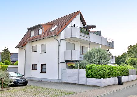 Attraktive Kapitalanlage: Vermietete 2-Zimmer-Wohnung mit Dachterrasse und 2 Stellplätzen - Hausansicht