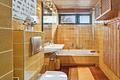 Sehr gepflegtes Architektenhaus mit hübschem Garten * Maximal 5 Jahre Wohnrecht für Verkäufer - Badezimmer mit Wanne und WC im OG